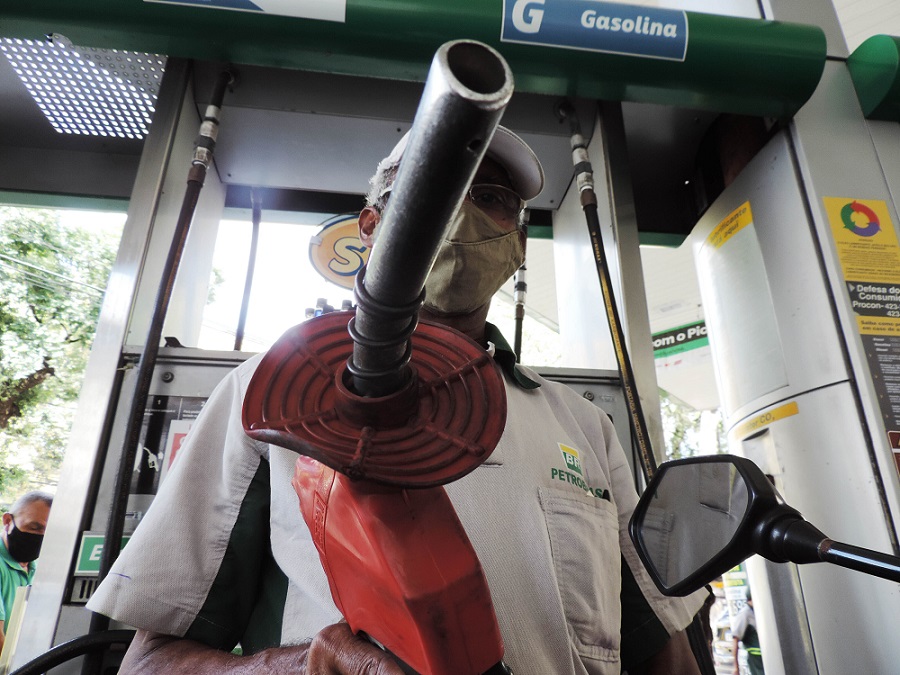 Preço médio da gasolina volta a subir após três semanas de queda e